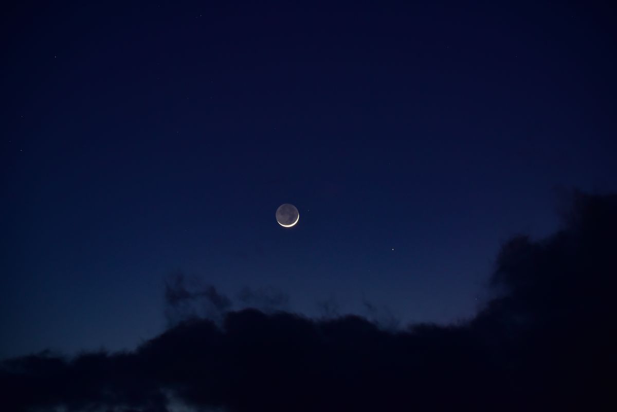 群青色の夜空に浮かぶ細い三日月
