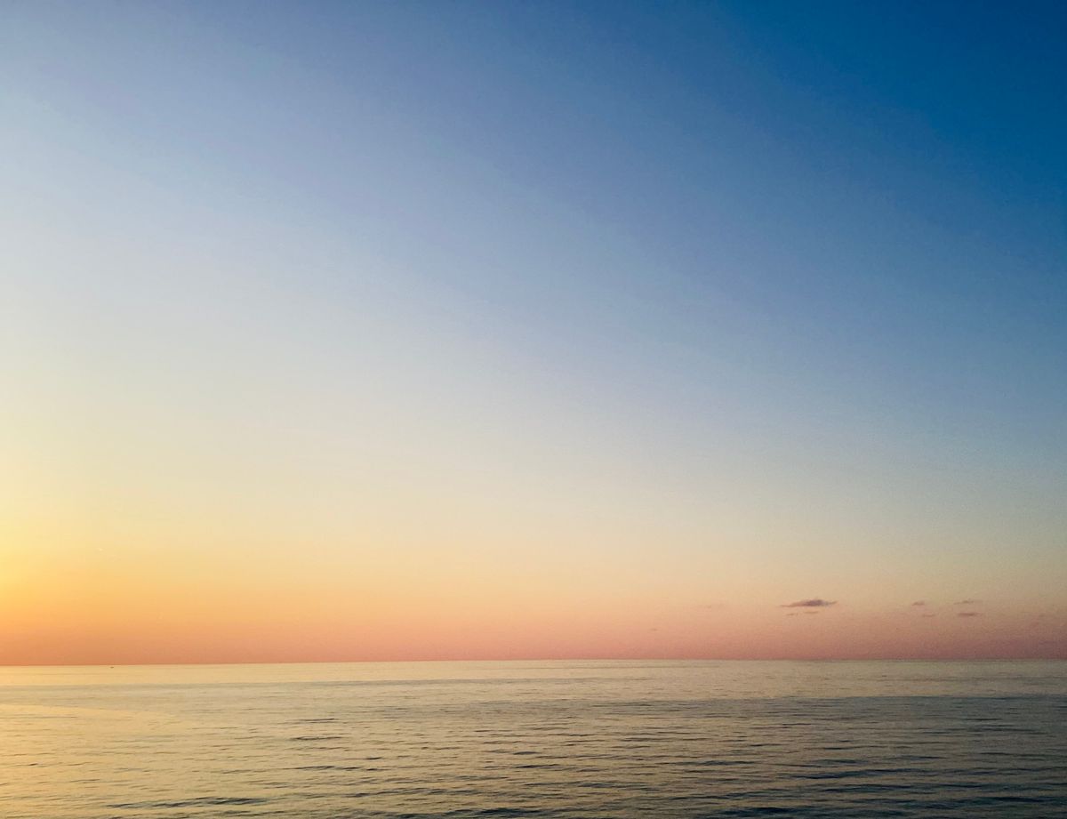 穏やかな海に沈む夕日