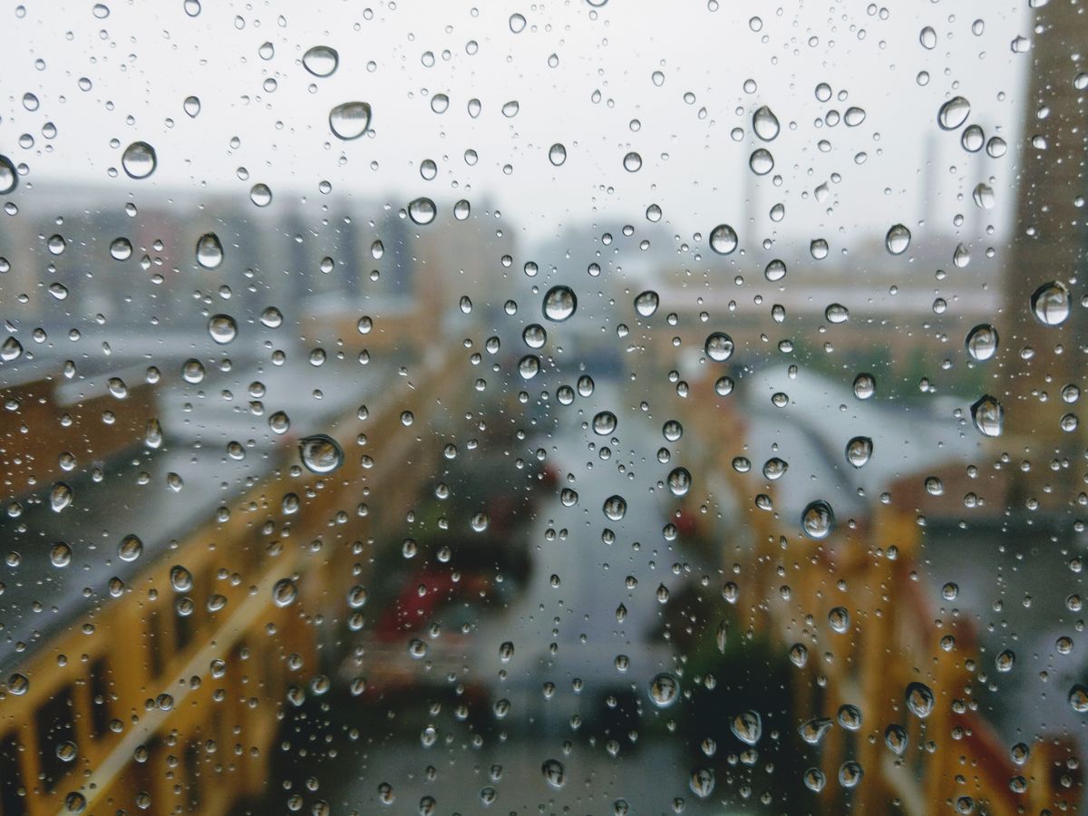雨粒越しにぼやけた街