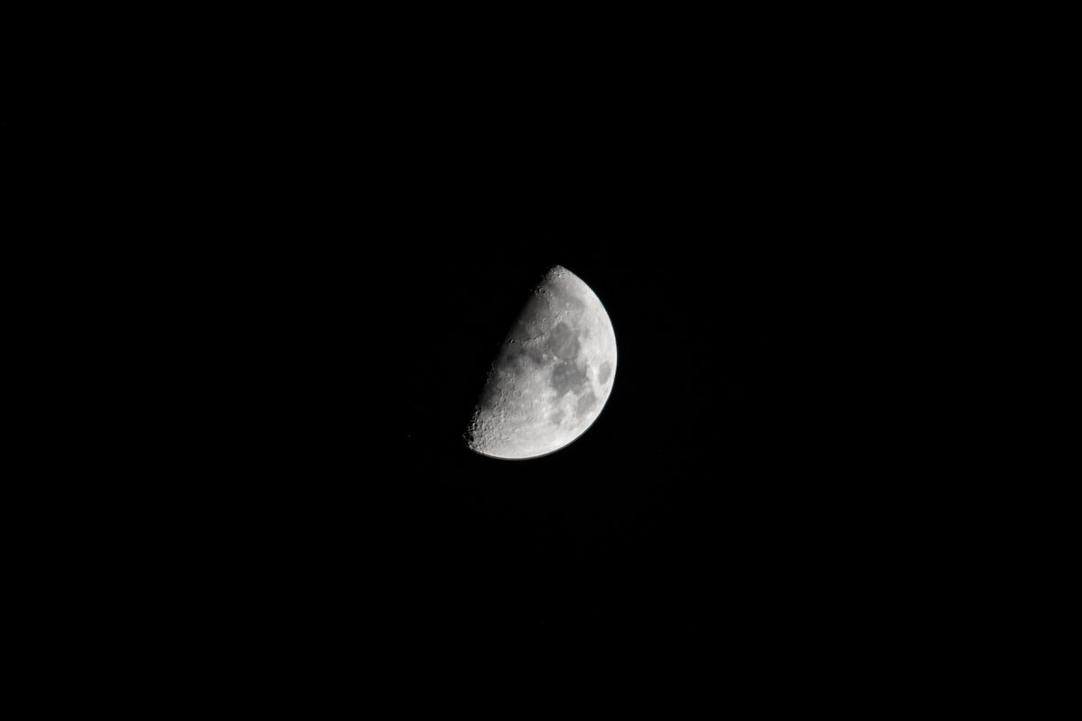 黒い夜空に浮かぶ半月