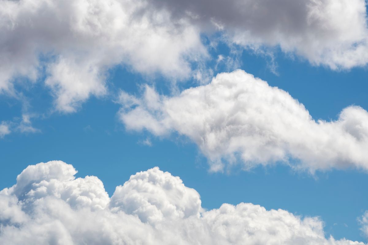 青空に浮かぶ白い雲