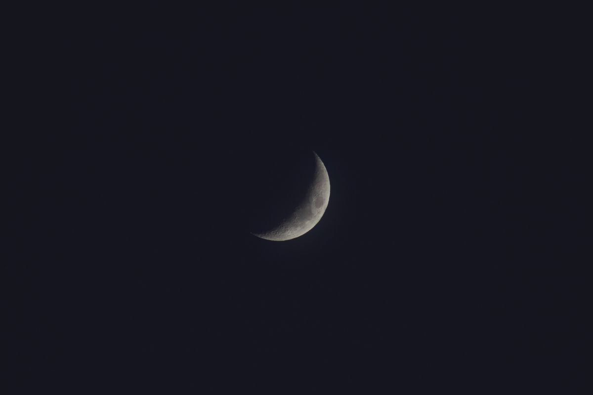 暗い夜空に浮かぶ三日月