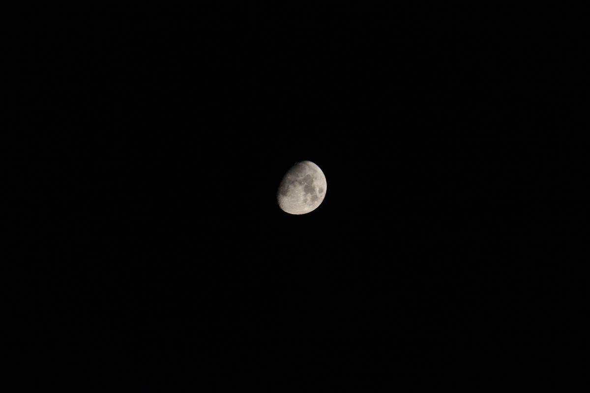 黒い夜空に浮かぶ月