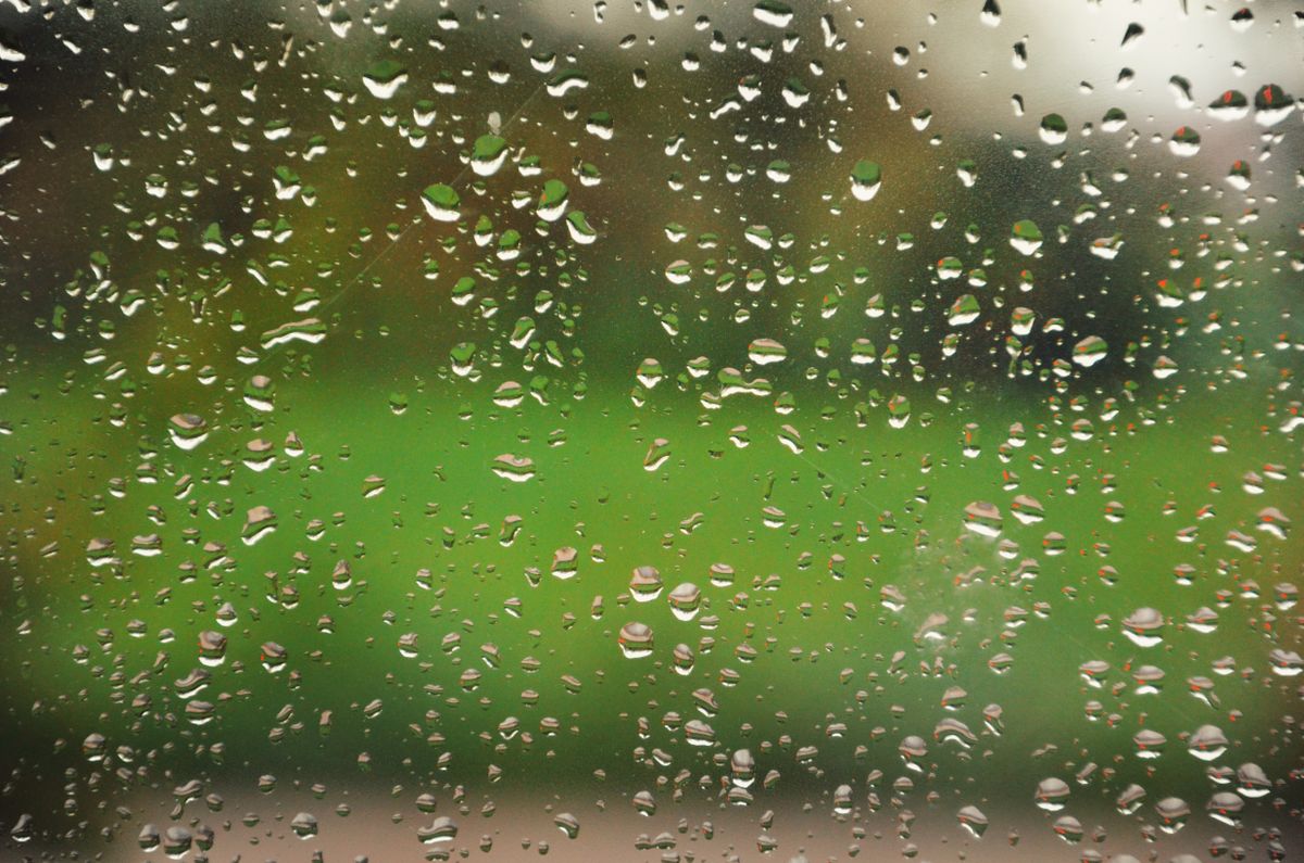 窓ガラスについた雨粒
