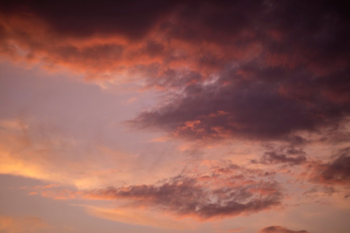 紫とオレンジに染まる夕焼けの空と雲